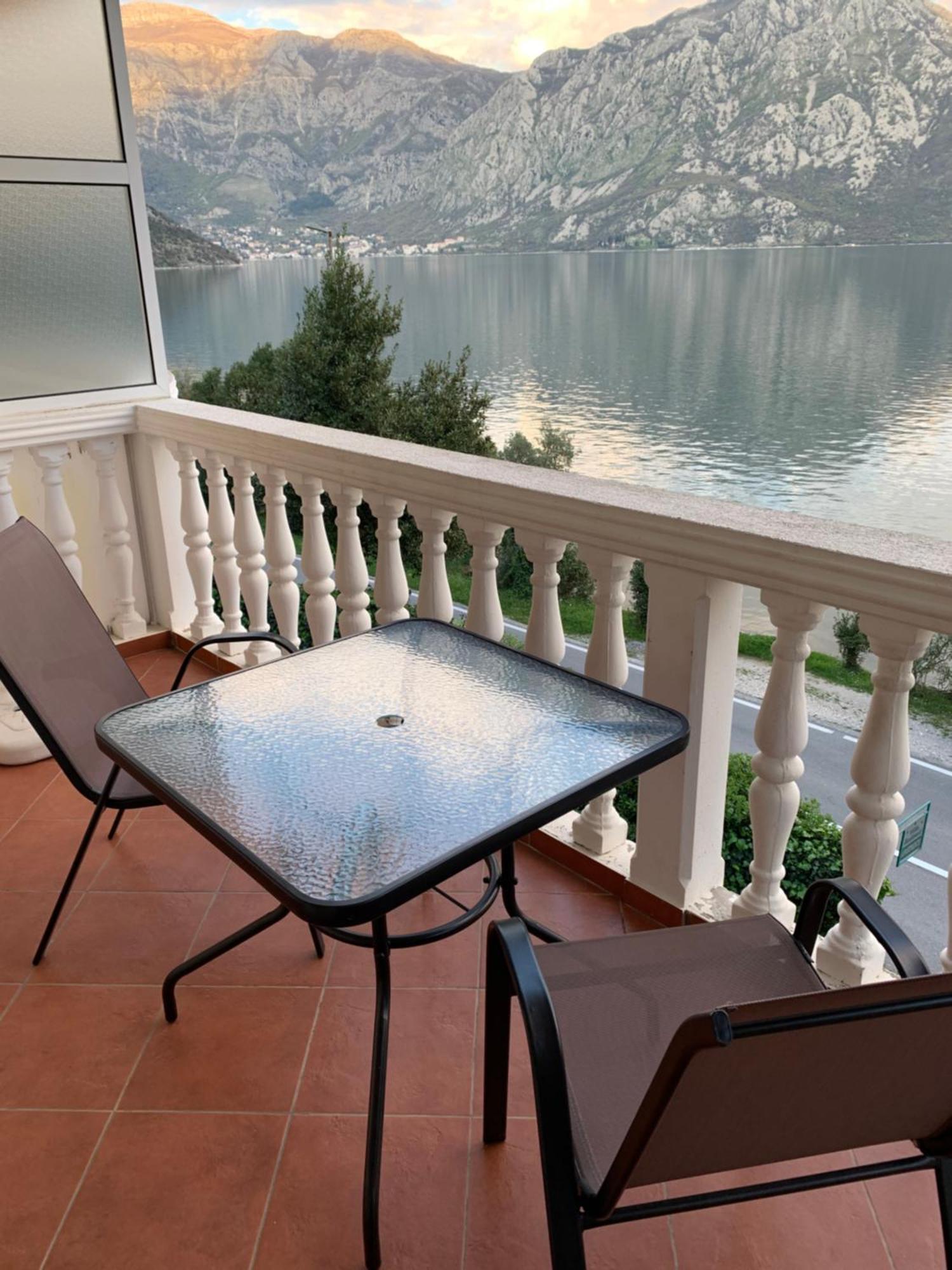 Apartments Villa Radonic Donji Morinj Exterior foto